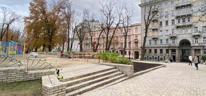 У центрі Києва хочуть модернізувати дитячий майданчик, куди влучила ракета