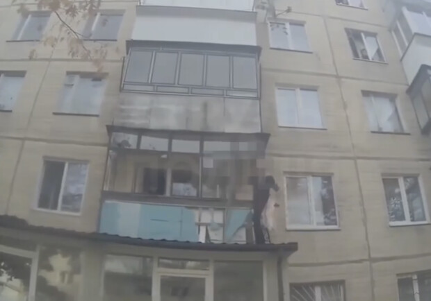 Агресивний львів'янин намагався вдертися в чужу квартиру верез вікно 
