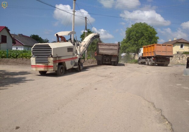 У Жовкві ремонтують дорогу 