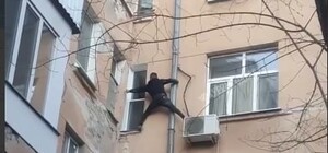 У центрі Одеси рятувальники зняли з труби неадеквату (відео)