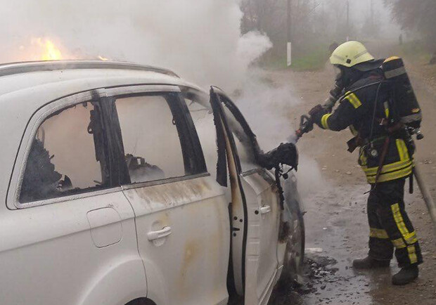 В одному з сіл на Дрогобиччині загорівся автомобіль "Audi Q7". 