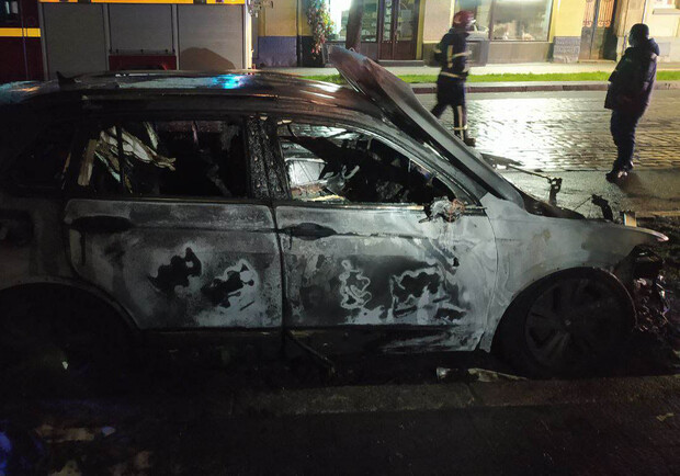 У Львові вщент згорів автомобіль 