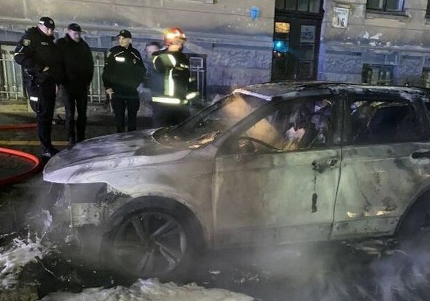 Поліцейські затримали 33-річного чоловіка з Луганщини, який на вулиці Степана Бандери спалив автомобіль львів'янину. 