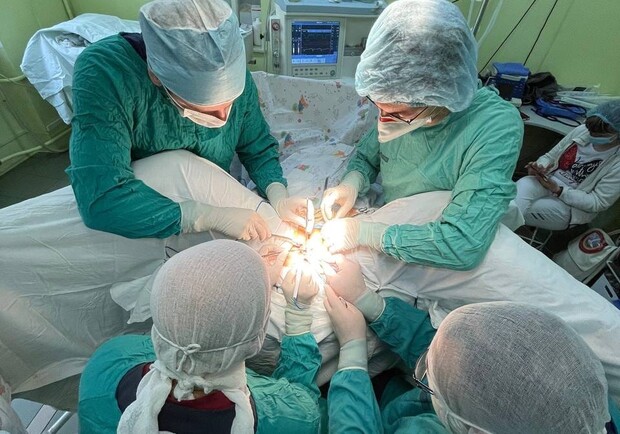 У Львові вісім годин оперували 13-річну дівчинку з важкою вадою сечостатевої системи 