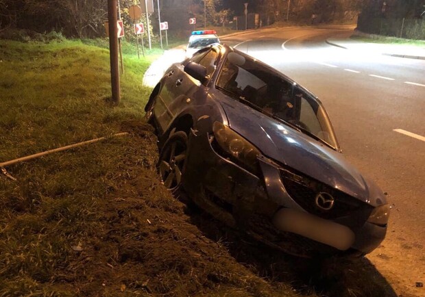 У Львові п’яний водій зніс дорожній знак і перекинув автомобіль 