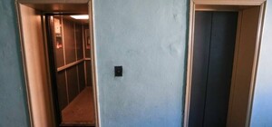 У Києві чоловік впав у ліфтову шахту і травмувався