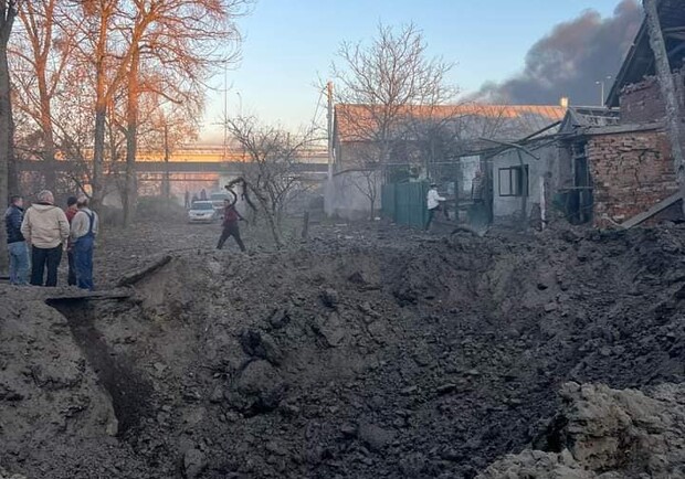 З'явилися фото наслідків ракетного удару по житловому кварталу біля Львова. 