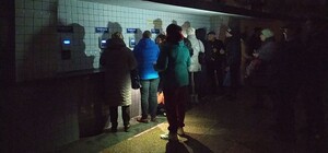 У знеструмленому Трускавці люди п'ють воду у бюветі при світлі ліхтариків — відео