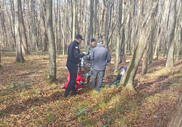 На Дрогобиччині розшукали чоловіка, який вісім діб блукав у лісі. 
