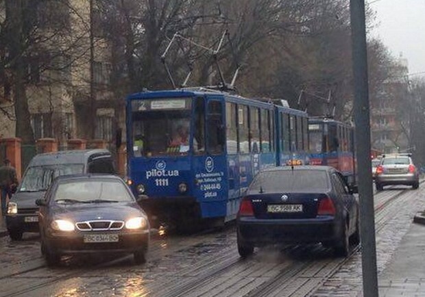 Всі трамваї і тролейбуси Львова зупинилися. 