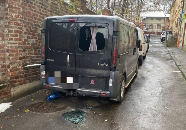 У Львові нетверезий чоловік обікрав автомобіль 