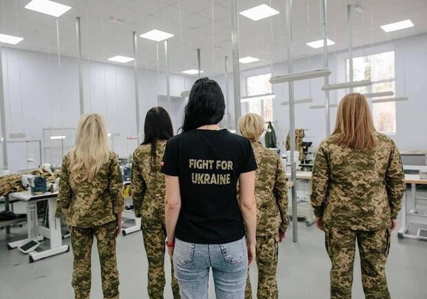 Львівське підприємство почало шити першу в Україні жіночу військову форму 