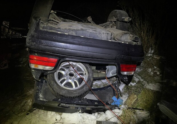 Троє – у лікарні: біля Львова 20-річний водій перекинув автомобіль 