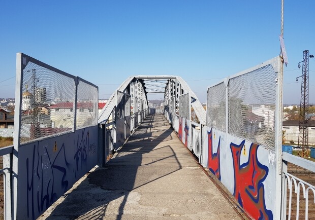 На мосту у Львові патрульні врятували від самогубства чоловіка – відео. 