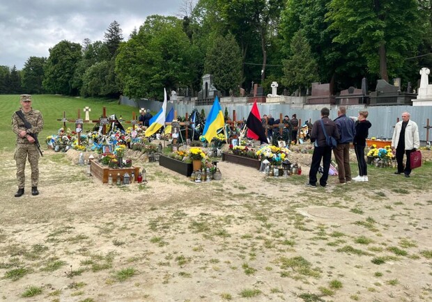 Через зникнення прапорів із могил військових, Марсове поле у Львові охоронятимуть цілодобово. 