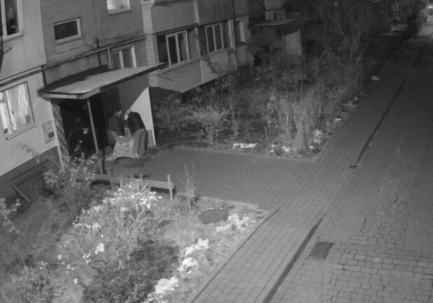 З-під під'їзду у Львові вкрали генератор, накинувши на нього ковдру — відео. 