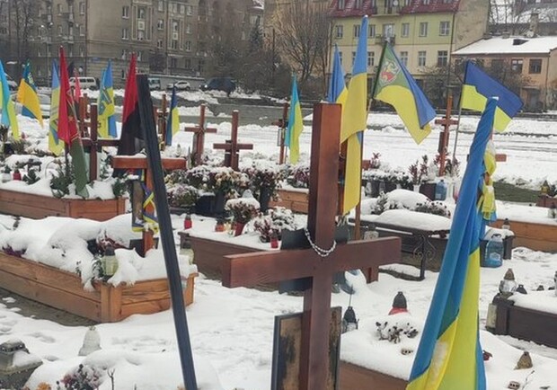Поліція відкрила кримінальне провадження через наругу над військовими могилами у Львові. 