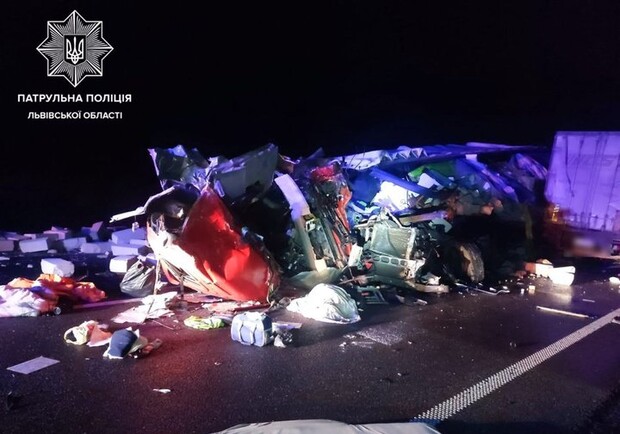 В автомобільній трощі біля Олеська загинули двоє людей — фото з місця ДТП. 