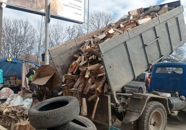 «Львівспецкомунтранс» відновлює збір дров для обігріву на блокпостах 