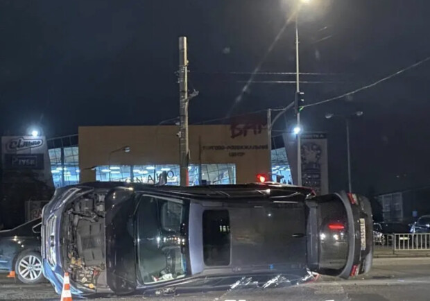 Внаслідок ДТП у Львові перекинувся автомобіль 