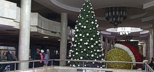 У Харкові в метро встановили новорічну ялинку (фото)
