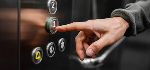 У Запоріжжі чоловік розбився у шахті ліфту