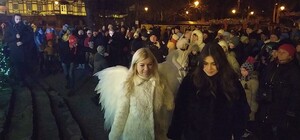 На Різдвяному ярмарку у Трускавці чоловік оригінально освідчився коханій — що вона відповіла 