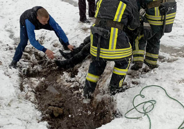 Біля Дрогобича чоловік застряг у трубі серед вулиці 