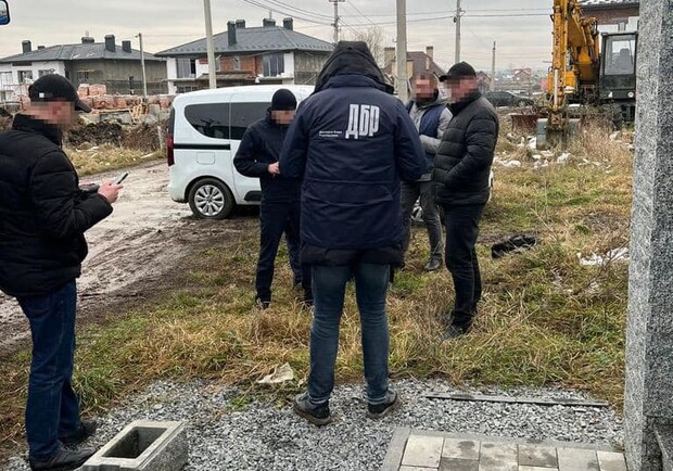 Посадовця табору для військовополонених на Львівщині затримали на хабарі 