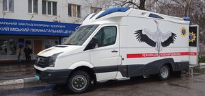 Волонтери передали харківським медикам реанімобіль для немовлят