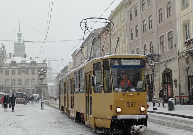 Через обвал у Львові не курсує один із трамваїв, а ще один — змінив маршрут. 