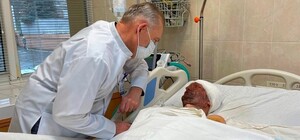 Волонтери знайшли родину важкопораненого бійця з Рівненщини, якого рятують у Дніпрі