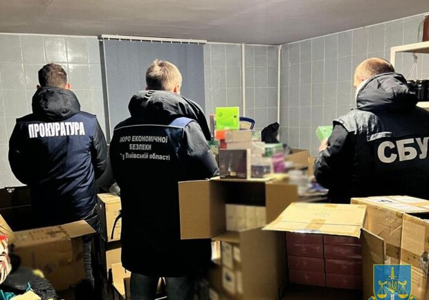 Трьох львів’ян затримали за продаж контрабандних електронних сигарет 