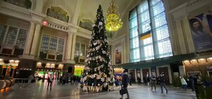 У Києві на залізничному вокзалі вигадали незвичний спосіб, як засвітити ялинку