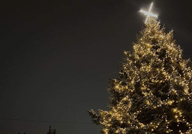 У Львові засвітили головну новорічну ялинку міста з протитанковим їжаком на верхівці. 