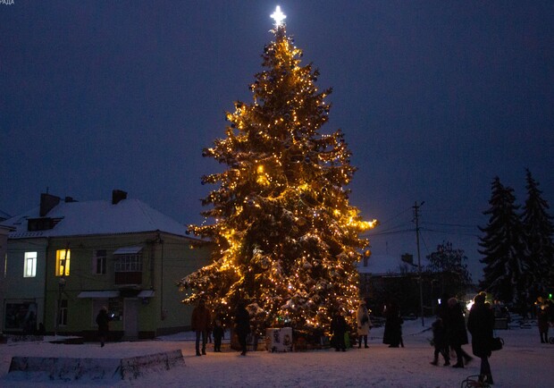 Який вигляд мають новорічні ялинки 2023 у містах Львівської області. 