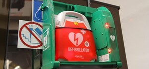 Для трьох станцій швидкісного трамвая у Києві закупили дефібрилятори