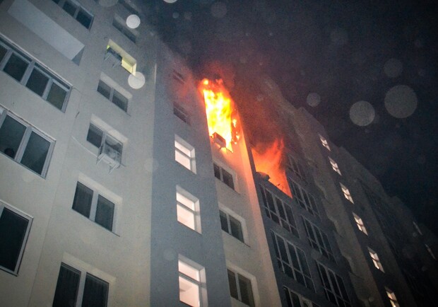 У Львові вщент згоріла квартира в новобудові, врятували 19 людей 