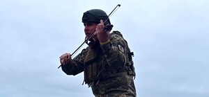 Скрипаль, який служить у ЗСУ, зіграв на горі Крем'янець в Ізюмі