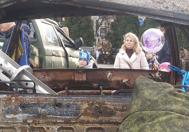 У центрі Львова експонують виставку розстріляних пікапів - відео 