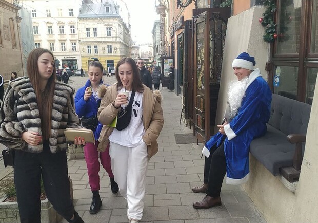 Як розважаються туристи у Львові на новорічні свята — фото та відео. 