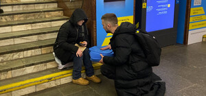 У метро Києва з'явилися туристичні сидіння для пасажирів: навіщо вони потрібні