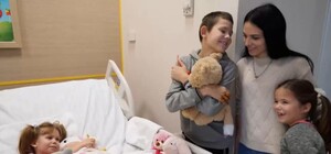 Жінка всиновила 4 дітей із Куп'янська, батько яких загинув від касетного снаряду