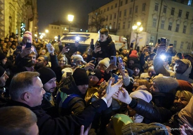 Фото дня: у центрі Львова сотні людей із оваціями заблокували кортеж польського президента Анджея Дуди. 
