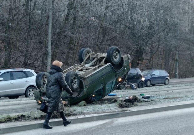 У Львові перекинувся автомобіль, зупинився рух сихівських трамваїв. 