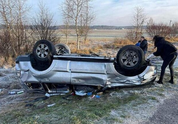 Біля Буська перекинувся автомобіль. 