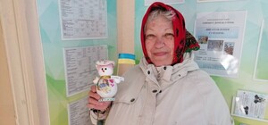 Пенсіонерка з Чорноморська зробила півсотні сніговиків для ЗСУ (фото)