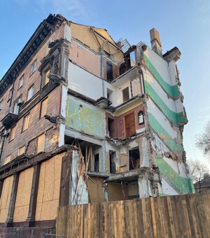 Скандал з виплатами у Запоріжжі: як зараз живуть люди, житло яких зруйновали ракетні удари