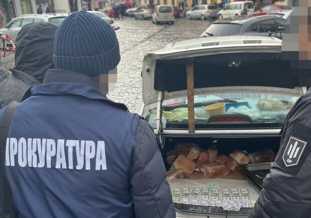 У Львові поліцейський взяв хабар 3,5 тис. доларів США у жінки за уникнення мобілізації 
