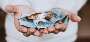 Як отримати пенсію, субсидію, соціальну допомогу після евакуації: алгоритм дій